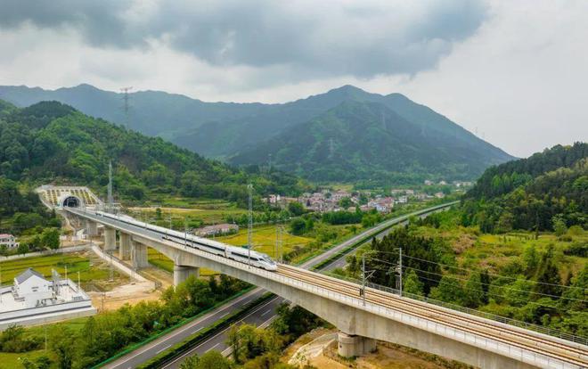 黃金旅游線路上pp電子官網(wǎng)新！池黃高鐵正式通車運(yùn)營(圖1)