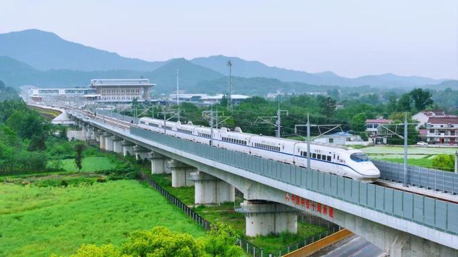 黃金旅游線路上pp電子官網(wǎng)新！池黃高鐵正式通車運(yùn)營(圖3)